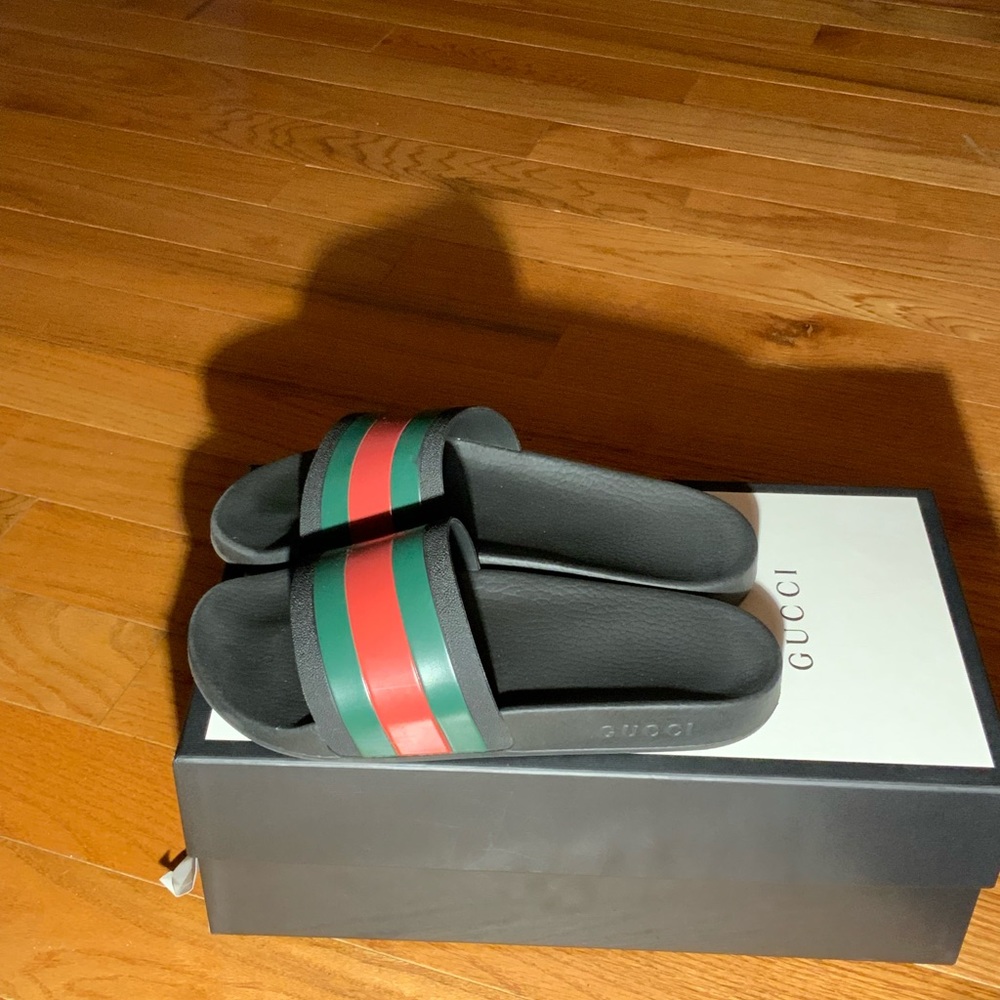 Men’s Black Gucci pool slide with green/red web.